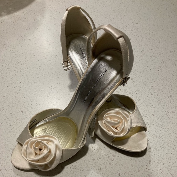 Gorgeous ivory satin high heels - Picture 2 of 7